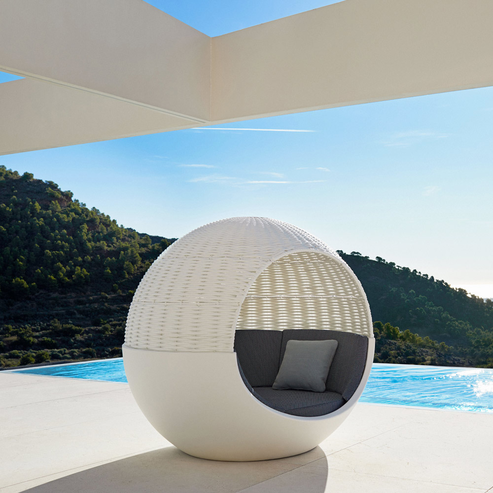 Round daybed for outdoor with a luxury rotating design